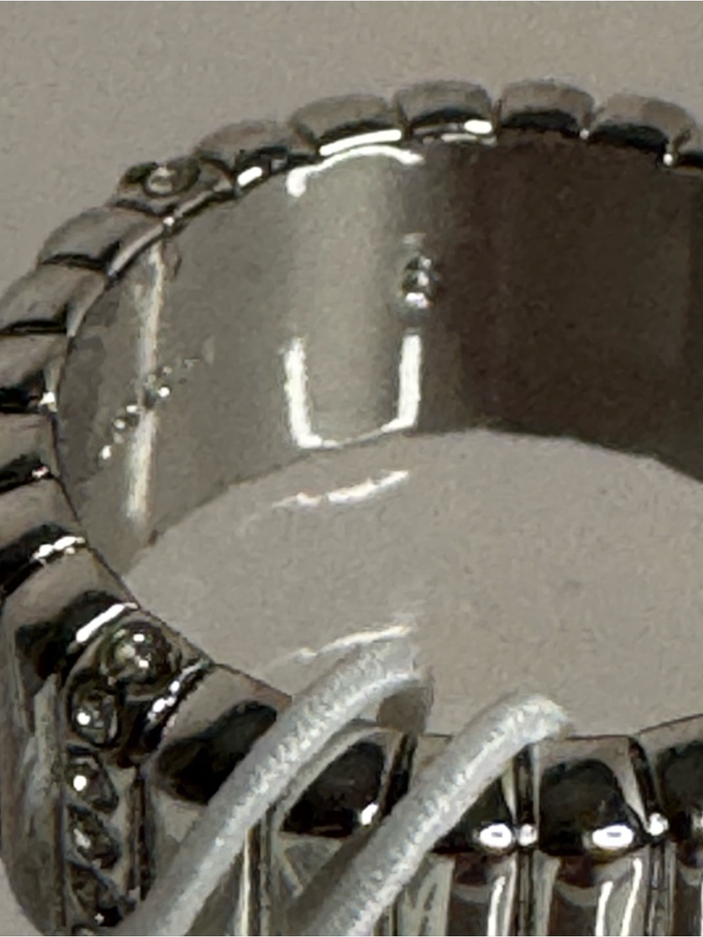 Tory Burch Britten Pave Crystal
Textured Logo Silver-Toned Band Ring Size 8 - Picture 4 of 11